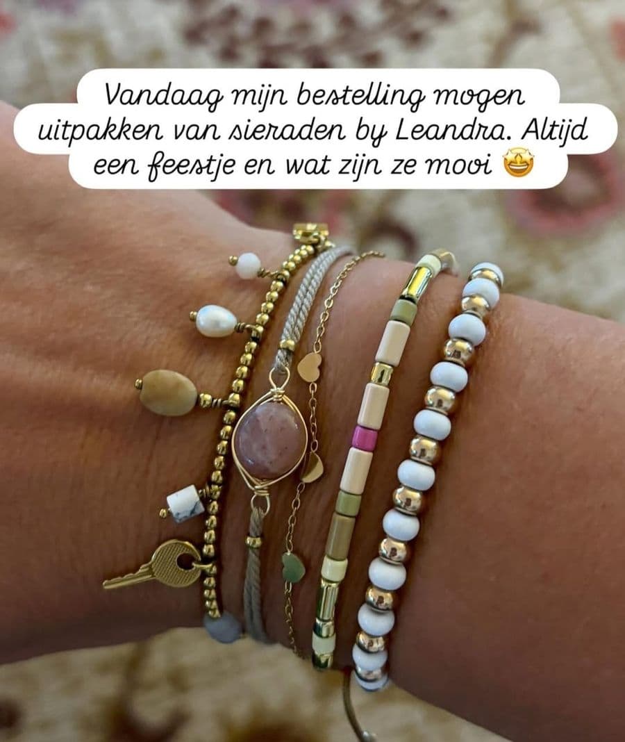 Foto van een klant met vijf armbanden om haar pols, met haar bericht erbij: vandaag mijn bestelling mogen uitpakken van Sieraden by Leandra, altijd een feestje en wat zijn ze mooi