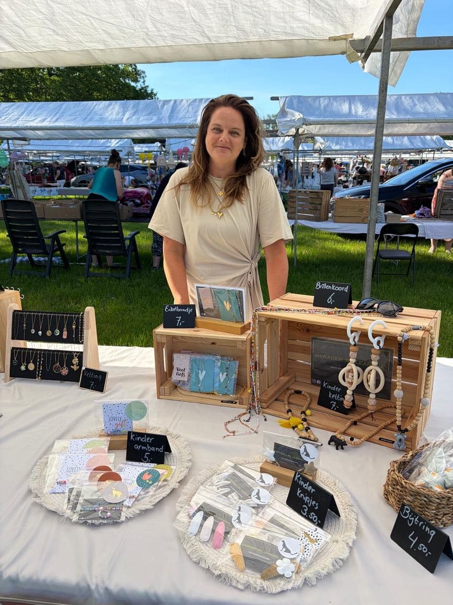 Leandra bij haar kraam op de markt