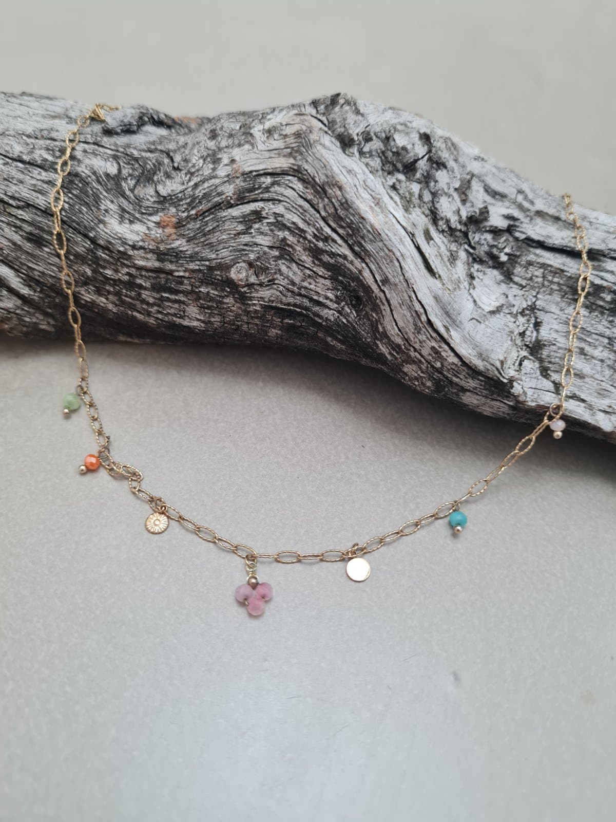 Ketting goud met gekleurde bedels